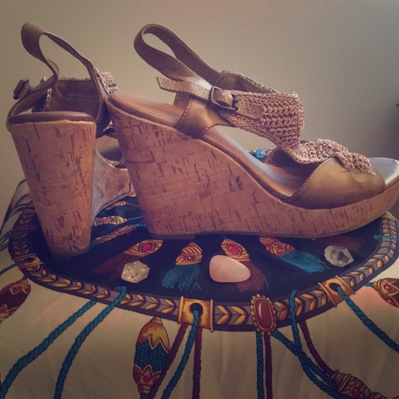 Cork-heel Platform with Woven Detail - Picture 3 of 4